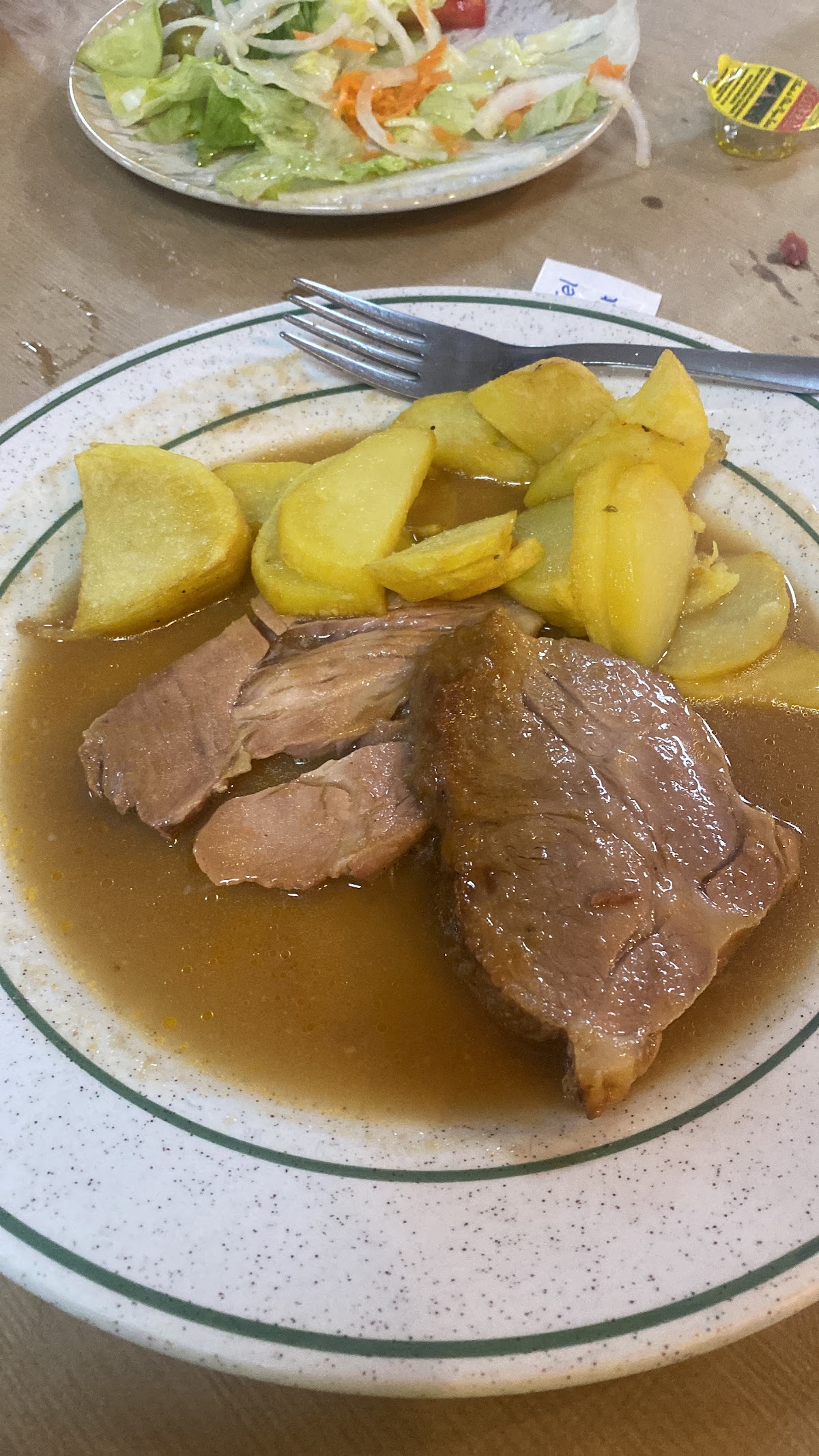 Carne a la brasa con guarnición